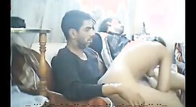 Cowgirl BhabhiはDesi Sexビデオで叩かれます 5 分 20 秒