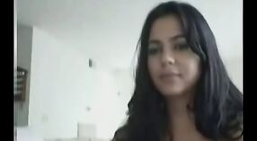 Webcam-show mit einer heißen indischen Schönheit, die es liebt zu masturbieren 3 min 20 s