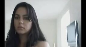 Pertunjukan webcam dengan kecantikan India seksi yang suka masturbasi 4 min 20 sec