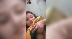 Bangla seks tape vangt desi bhabhi ' s groot Borst tonen 0 min 40 sec