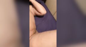 Desi bhabhi membuat vaginanya yang montok ditembus oleh seorang pria dalam video MMC ini 0 min 0 sec