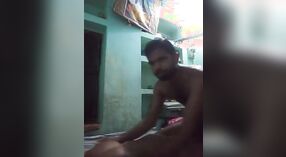 Il comportamento obbediente di Desi ottiene l'attenzione che merita in questo XXX video fatto in casa 5 min 00 sec