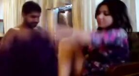 インドの若いカップルがホテルの部屋でゲイのセックスにふける 0 分 0 秒