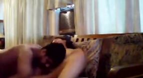 Ergen Hintli bir çift otel odasında gay seks düşkünlüğü 3 dakika 40 saniyelik