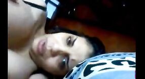 El chat de sexo indio se convierte en un juego corporal juguetón con bhabhi bengalí 0 mín. 40 sec