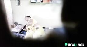 بھارتی چاچی خفیہ کیمرے پر ایک اور پڑوسی کے ساتھ ایک اسکینڈل میں پکڑا 1 کم از کم 20 سیکنڈ