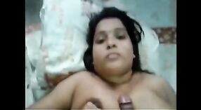 Une femme indienne aux gros seins se livre à des relations sexuelles maison avec son amant 1 minute 50 sec