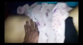このビデオでは、大きなおっぱいを持つインドのbhabhiが筋金入りのセックスをします 0 分 40 秒