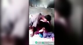 Jong neefje heeft seks met zijn Pakistaanse tante terwijl oom weg is, in desi mms 2 min 00 sec