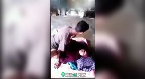 Jeune neveu a des relations sexuelles avec sa tante pakistanaise pendant que son oncle est absent, en desi mms 2 minute 10 sec