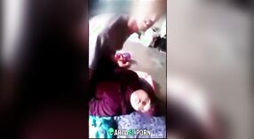 Молодой племянник занимается сексом со своей пакистанской тетей, пока дяди нет дома, в дези ммс 2 минута 30 сек