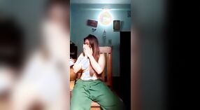 Tombul Desi ve lezbiyen kız arkadaşı bu buharlı videoda cinselliklerini keşfediyor 2 dakika 50 saniyelik