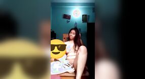 Mollig Desi en haar lesbische vriendin verkennen hun seksualiteit in deze stomende video 3 min 30 sec