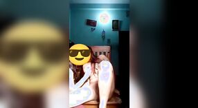 Mũm Mĩm Desi và cô ấy lesbian bạn gái khám phá của họ tình dục trong này ướty video 4 tối thiểu 20 sn