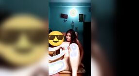 Mollig Desi en haar lesbische vriendin verkennen hun seksualiteit in deze stomende video 4 min 30 sec