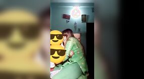 Tombul Desi ve lezbiyen kız arkadaşı bu buharlı videoda cinselliklerini keşfediyor 0 dakika 0 saniyelik