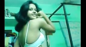 Amateur teen girl zieht sich aus und verführt ihren Liebhaber vor der webcam 0 min 0 s
