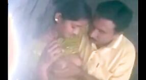 Une fille desi chaude se livre à des jeux ludiques avec son amant dans une vidéo de sexe sud-Indienne 1 minute 40 sec