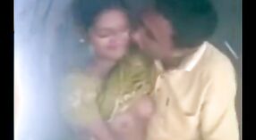 Une fille desi chaude se livre à des jeux ludiques avec son amant dans une vidéo de sexe sud-Indienne 1 minute 50 sec