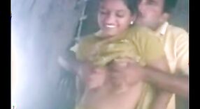 Une fille desi chaude se livre à des jeux ludiques avec son amant dans une vidéo de sexe sud-Indienne 2 minute 00 sec