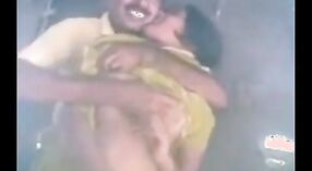 Une fille desi chaude se livre à des jeux ludiques avec son amant dans une vidéo de sexe sud-Indienne 3 minute 00 sec