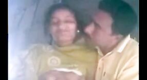 Une fille desi chaude se livre à des jeux ludiques avec son amant dans une vidéo de sexe sud-Indienne 1 minute 00 sec