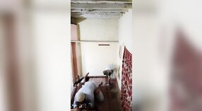 Kamera tersembunyi Bhabha menangkap sesi seks rumah mereka yang beruap 1 min 20 sec