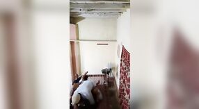 Kamera tersembunyi Bhabha menangkap sesi seks rumah mereka yang beruap 1 min 30 sec