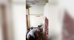 Kamera tersembunyi Bhabha menangkap sesi seks rumah mereka yang beruap 1 min 40 sec
