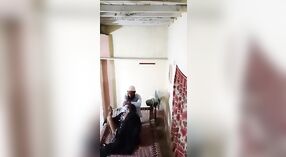 Bhabhas versteckte Kamera fängt ihre dampfende Sex-Session zu Hause ein 3 min 00 s