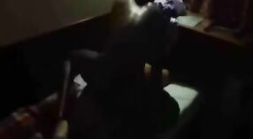 印度阿姨在这个热门视频中与她的大学男友顽皮 3 敏 30 sec