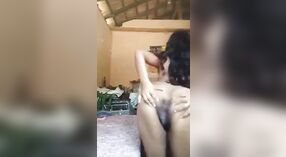 Peludo bichano Desi bebê recebe dela grande burro e peludo bichano capturados ligar câmera em um MMC vídeo 3 minuto 10 SEC
