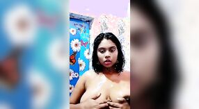 Une Indienne aux gros seins se déshabille et montre ses gros seins dans la salle de bain pour des selfies 2 minute 00 sec