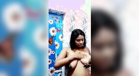 Chica india tetona se desnuda y muestra sus grandes tetas en el baño para selfies 2 mín. 40 sec