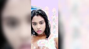 Gadis India berdada telanjang dan memamerkan payudara besarnya di kamar mandi untuk selfie 3 min 20 sec