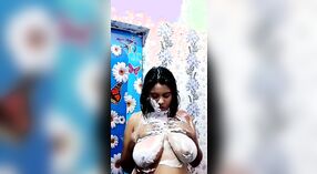 Chica india tetona se desnuda y muestra sus grandes tetas en el baño para selfies 3 mín. 40 sec