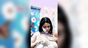 Hot Indian girl ngudani lan nuduhake mati dheweke amba susu ing jedhing kanggo selfies 4 min 20 sec