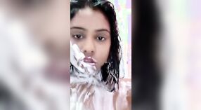 Chica india tetona se desnuda y muestra sus grandes tetas en el baño para selfies 4 mín. 40 sec