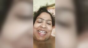 Bangla Desi Bhabhi plaagt met haar verleidelijke lichaam in Naakt Video 3 min 40 sec