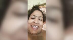 Bangla Desi Bhabhi Taquine avec Son Corps Séduisant dans une Vidéo Nue 3 minute 40 sec