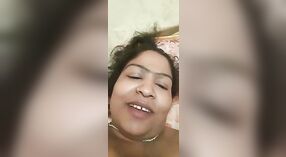 Bangla Desi Bhabhi plaagt met haar verleidelijke lichaam in Naakt Video 4 min 00 sec