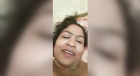 Bangla Desi Bhabhi Taquine avec Son Corps Séduisant dans une Vidéo Nue 4 minute 00 sec