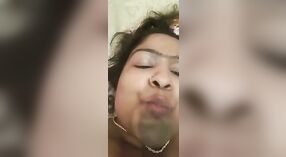 Bangla Desi Bhabhi plaagt met haar verleidelijke lichaam in Naakt Video 4 min 20 sec