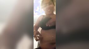 Bangla Desi Bhabhi plaagt met haar verleidelijke lichaam in Naakt Video 0 min 0 sec