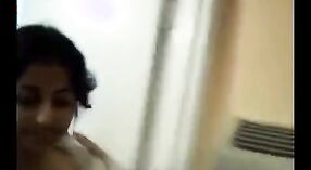 Cinta remaja memanas di kamar mandi dengan bintang porno India 3 min 20 sec