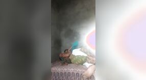 Une MILF indienne du village devient coquine avec son client local dans une vidéo desi mms 2 minute 10 sec