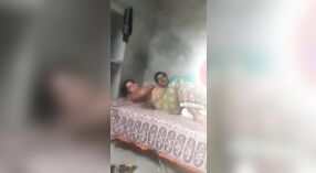 Indian MILF saka desa nemu nakal karo dheweke klien lokal ing desi mms video 2 min 30 sec