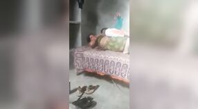 MILF India dari desa menjadi nakal dengan klien lokalnya dalam video desi mms 2 min 40 sec