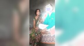 Une MILF indienne du village devient coquine avec son client local dans une vidéo desi mms 0 minute 0 sec