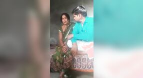 Indische MILF aus dem dorf wird mit ihrem lokalen kunden in desi mms video ungezogen 1 min 00 s